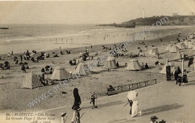 Carte postale ancienne La Grande Plage à Marée basse — Biarritz (Pyrénées-Atlantiques)