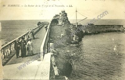 Carte postale ancienne Le Rocher de la Vierge et la Passerelle — Biarritz (Pyrénées-Atlantiques)