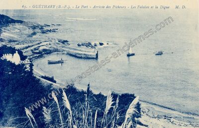 Carte postale ancienne Le Port - Arrivée des Pêcheurs - Les Falaises et la Digue — Guéthary (Pyrénées-Atlantiques)