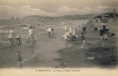 Carte postale ancienne La Plage à l'Heure du Bain — Hendaye (Pyrénées-Atlantiques)