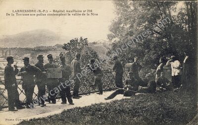 Carte postale ancienne Hôpital Auxiliaire n° 216 / De la Terrasse nos poilus contemplent la vallée de la Nive — Larressore (Pyrénées-Atlantiques)