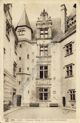 Carte postale ancienne Château Henri IV - La Cour d'Honneur — Pau (Pyrénées-Atlantiques)