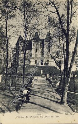 Carte postale ancienne L'Entrée du Château, vue prise du Parc — Pau (Pyrénées-Atlantiques)