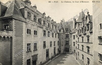 Carte postale ancienne Le Château, la Cour d'Honneur — Pau (Pyrénées-Atlantiques)