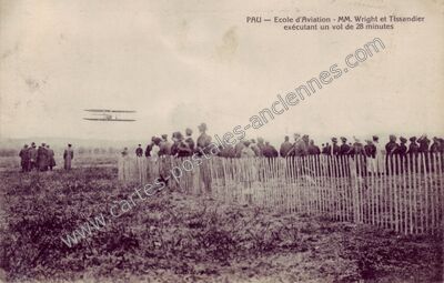 Carte postale ancienne Ecole d'Aviation - MM. Wright et Tissandier exécutant un vol de 28 minutes — Pau (Pyrénées-Atlantiques)
