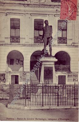 Carte postale ancienne Statue du Général Barbanègre, vainqueur d'Huningue — Pontacq (Pyrénées-Atlantiques)