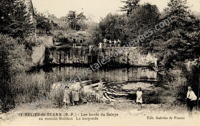 Carte postale ancienne Les bords du Saleys au moulin Nolibos La baignade — Salies-de-Béarn (Pyrénées-Atlantiques)