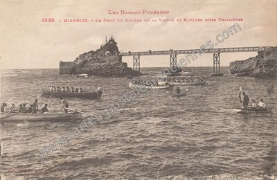 Carte postale ancienne Le Pont du Rocher de la Vierge et barques dites trainières — Biarritz (Pyrénées-Atlantiques)