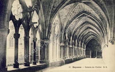 Carte postale ancienne Galerie du Cloître — Bayonne (Pyrénées-Atlantiques)