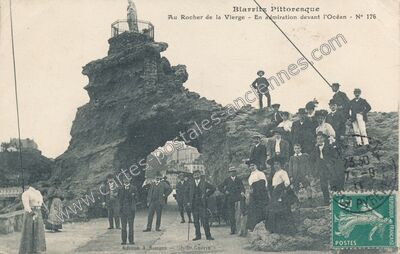 Carte postale ancienne Au Rocher de la Vierge - En admiration devant l'Océan — Biarritz (Pyrénées-Atlantiques)