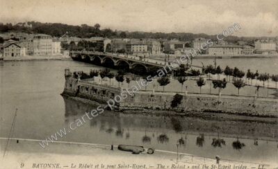Carte postale ancienne Le Réduit et le pont Saint-Esprit. — The « Reduit » and the St-Esprit bridge — Bayonne (Pyrénées-Atlantiques)