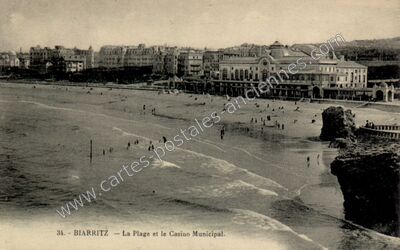 Carte postale ancienne La Plage et le Casino Municipal — Biarritz (Pyrénées-Atlantiques)