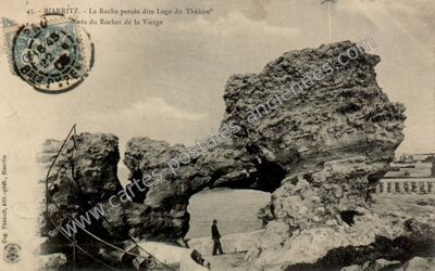 Carte postale ancienne La Roche percée dite Loge du Théâtre près du Rocher de la Vierge — Biarritz (Pyrénées-Atlantiques)