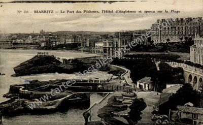 Carte postale ancienne Le Port des Pêcheurs, l'Hôtel d'Angleterre et aperçu sur la Plage — Biarritz (Pyrénées-Atlantiques)