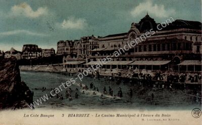 Carte postale ancienne La Cote Basque - Le Casino Municipal à l'heure du Bain — Biarritz (Pyrénées-Atlantiques)