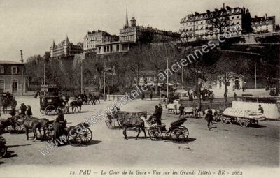 Carte postale ancienne La Cour de la Gare - Vue sur les Grands Hôtels — Pau (Pyrénées-Atlantiques)