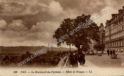 Carte postale ancienne Le Boulevard des Pyrénées. — Effets de Nuages — Pau (Pyrénées-Atlantiques)