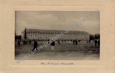 Carte postale ancienne La Caserne Bernadotte — Pau (Pyrénées-Atlantiques)