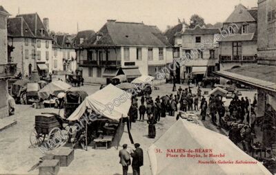 Carte postale ancienne Place du Bayàa, le Marché — Salies-de-Béarn (Pyrénées-Atlantiques)