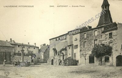 Carte postale ancienne Grande Place — Antoingt (Puy-de-Dôme)