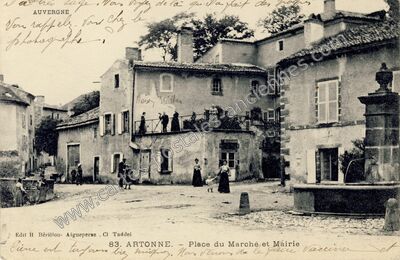 Carte postale ancienne Place du Marché et Mairie — Artonne (Puy-de-Dôme)