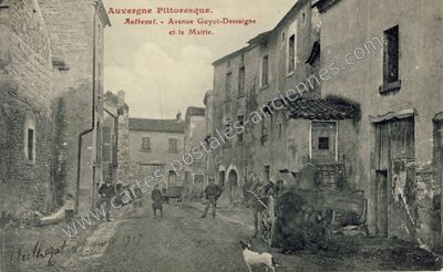 Carte postale ancienne Avenue Guyot-Dessaigne et la Mairie — Authezat (Puy-de-Dôme)