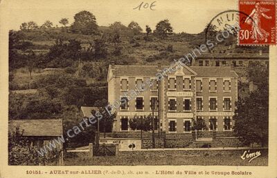 Carte postale ancienne L'Hôtel de Ville et le Groupe Scolaire — Auzat sur Allier (Puy-de-Dôme)