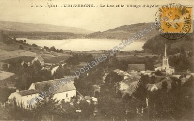 Carte postale ancienne Le Lac et le Village — Aydat (Puy-de-Dôme)