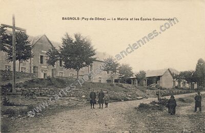 Carte postale ancienne La Mairie et les Écoles Communales — Bagnols (Puy-de-Dôme)