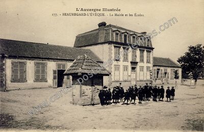 Carte postale ancienne La Mairie et les Écoles — Beauregard-l'Évêque (Puy-de-Dôme)