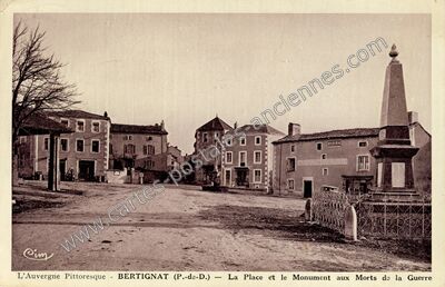 Carte postale ancienne La Place et le Monument aux Morts de la Guerre — Bertignat (Puy-de-Dôme)