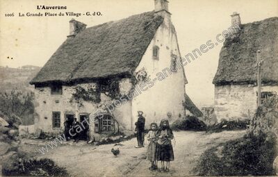 Carte postale ancienne La Grande Place du Village — Bertignat (Puy-de-Dôme)