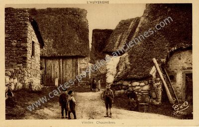 Carte postale ancienne Vieilles Chaumières — Bertignat (Puy-de-Dôme)