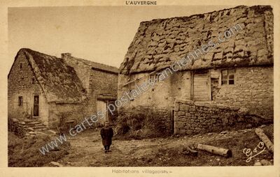 Carte postale ancienne Habitations villageoises — Bertignat (Puy-de-Dôme)