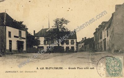 Carte postale ancienne Grande Place (côté sud) — Blot-l'Église (Puy-de-Dôme)