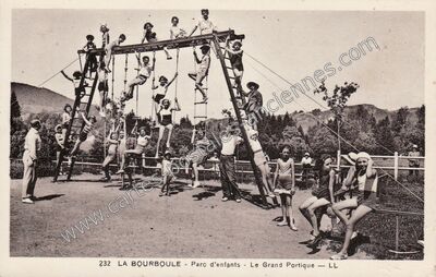 Carte postale ancienne Parc d'enfants - Le Grand Portique — La Bourboule (Puy-de-Dôme)