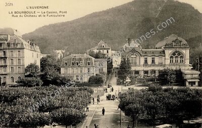 Carte postale ancienne Le Casino, Pont Rue du Château et le Funiculaire — La Bourboule (Puy-de-Dôme)