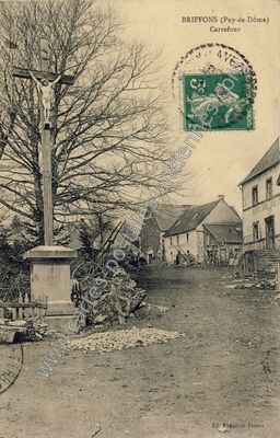 Carte postale ancienne Carrefour — Briffons (Puy-de-Dôme)