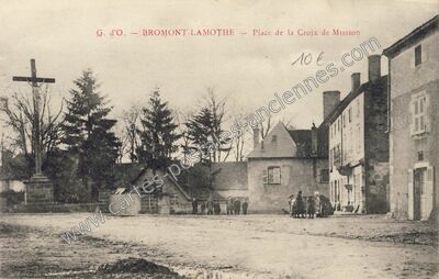 Carte postale ancienne Place de la Croix de Mission — Bromont-Lamothe (Puy-de-Dôme)