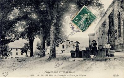 Carte postale ancienne Fontaine, et Place de l'Église — Le Brugeron (Puy-de-Dôme)