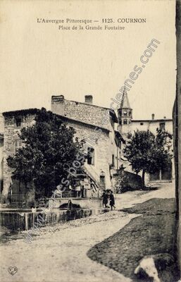 Carte postale ancienne Place de la Grande Fontaine — Cournon-d'Auvergne (Puy-de-Dôme)