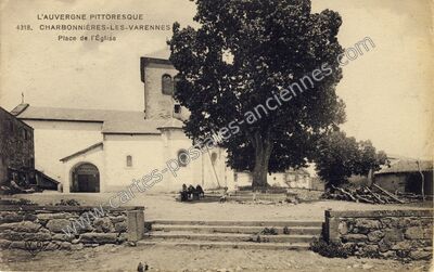 Carte postale ancienne Place de l'Église — Charbonnières-les-Varennes (Puy-de-Dôme)