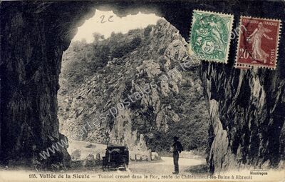 Carte postale ancienne Vallée de la Sieule — Tunnel creusé dans le Roc, route de Châteauneuf-les-Bains à Ebreuil — Châteauneuf-les-Bains (Puy-de-Dôme)