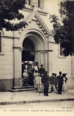 Carte postale ancienne Chapelle des Baigneurs, Sortie de Messe — Chatelguyon (Puy-de-Dôme)