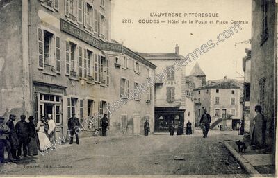 Carte postale ancienne Hôtel de la Poste et Place Centrale — Coudes (Puy-de-Dôme)