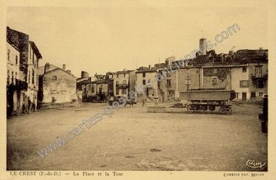 Carte postale ancienne La Place et la Tour — Le Crest (Puy-de-Dôme)