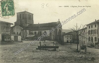Carte postale ancienne L'Eglise, Place de l'Eglise — Dore-l'Église (Puy-de-Dôme)