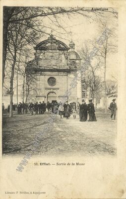 Carte postale ancienne Sortie de la Messe — Effiat (Puy-de-Dôme)