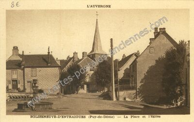 Carte postale ancienne La Place et l'Eglise — Égliseneuve-d'Entraigues (Puy-de-Dôme)