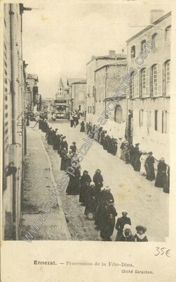 Carte postale ancienne Procession de la Fête-Dieu — Ennezat (Puy-de-Dôme)